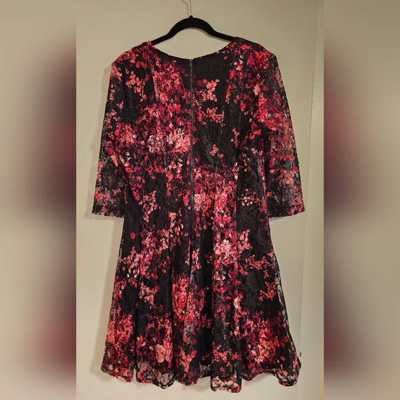 Beautiful lacey dress in red and black floral size 16 worn once - Picture 3 of 3